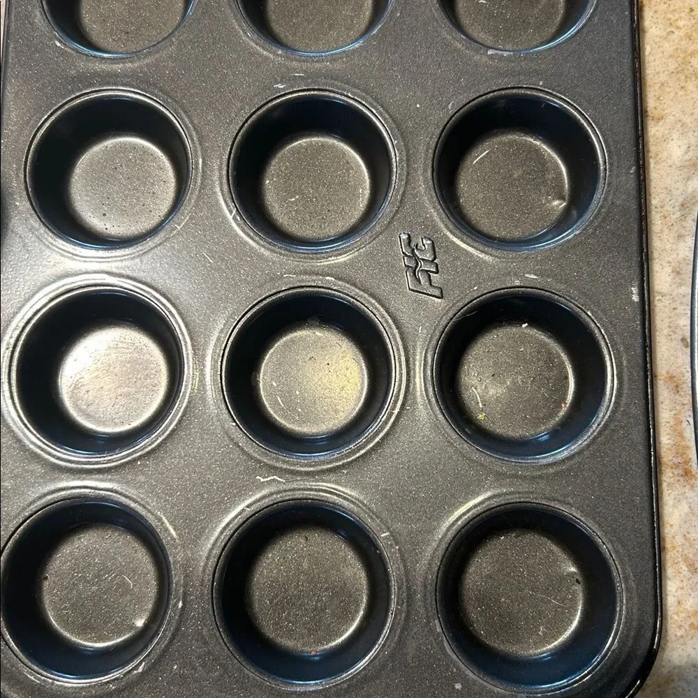 Five piece mini cupcake, mini scones, mini tart pans e USA made Nordic ware Echo